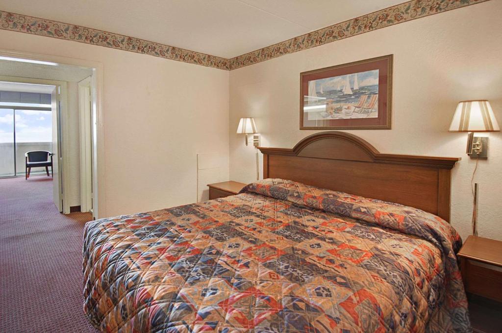 Days Inn by Wyndham Myrtle Beach-Beach Front - image 3