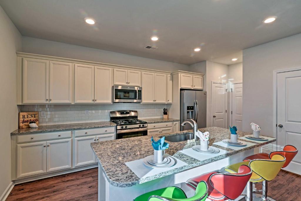 Myrtle Beach House - Mins to Beach and Golf Courses! - image 3