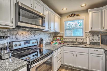 Modern Townhome - 2 Blocks to Myrtle Beachfront! - image 3