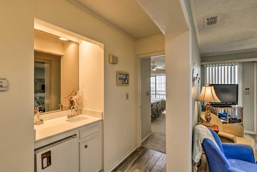 Myrtle Beach Getaway with Pool Access - Walk to Beach - image 2