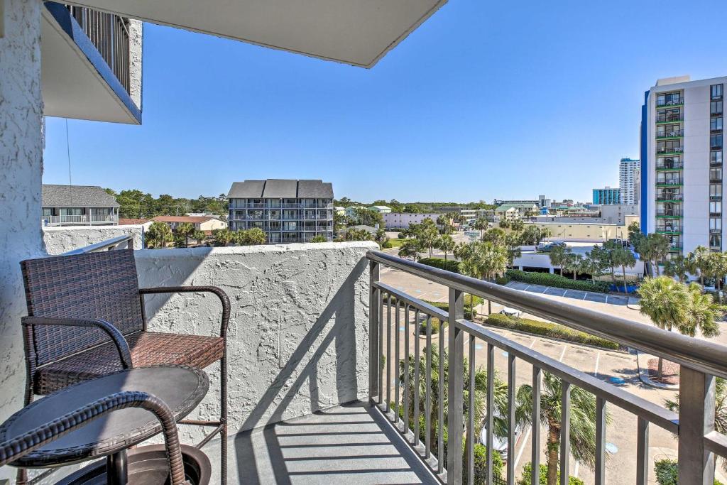 Blue Water Beachfront Condo 2 Miles to SkyWheel! - main image