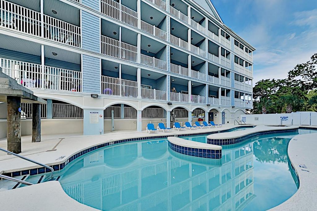 Spacious Pool-View Condo with 5 TVs - Lazy River condo - image 3