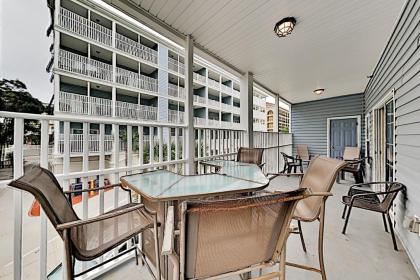 Spacious Pool-View Condo with 5 TVs - Lazy River condo - image 4