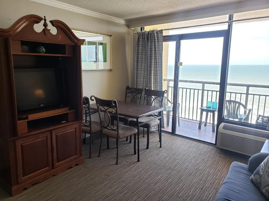 Oceanfront Double Queen 1 BR Suite Caravelle 1137 - main image