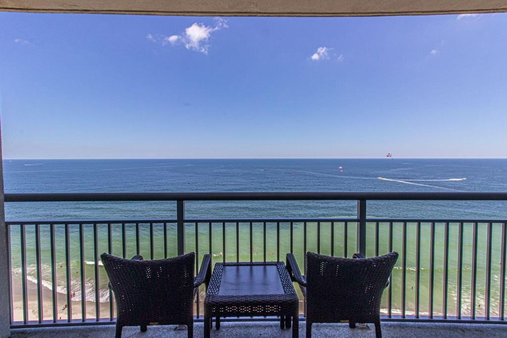 Direct Oceanfront Oceans One Resort Beautiful Condo Sleeps 6 - main image