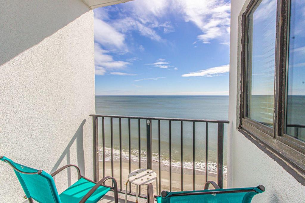Direct Ocean Front Studio with Endless Views! Palace Resort 1102 - main image
