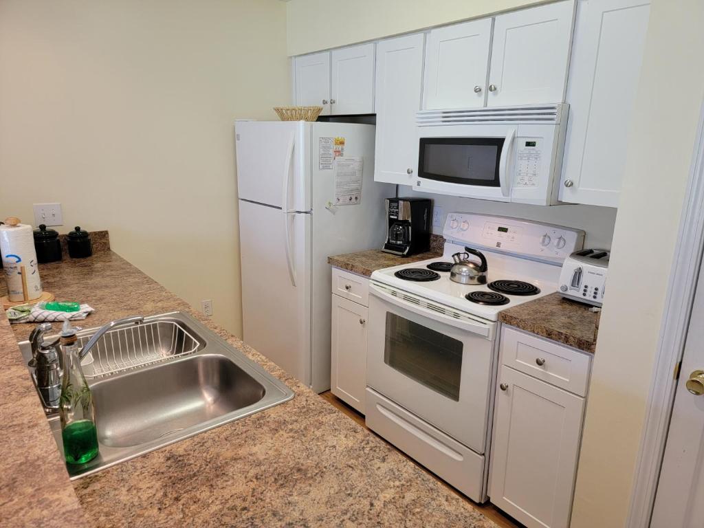 2nd Floor Condo Sleeps 4 1 bed 1 bath Waterway Village 1E - image 7