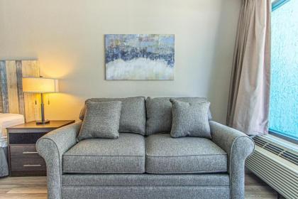 Landmark Resort King Suite Unit 716 Beautifully Renovated Sleeps 4 - image 11