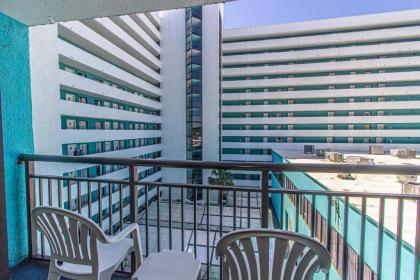 Landmark Resort King Suite Unit 716 Beautifully Renovated Sleeps 4 - image 15