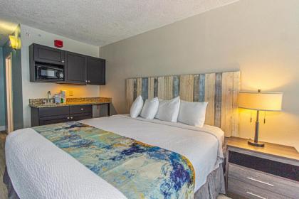 Landmark Resort King Suite Unit 716 Beautifully Renovated Sleeps 4 - image 2