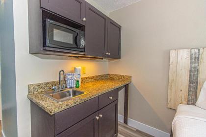 Landmark Resort King Suite Unit 716 Beautifully Renovated Sleeps 4 - image 4