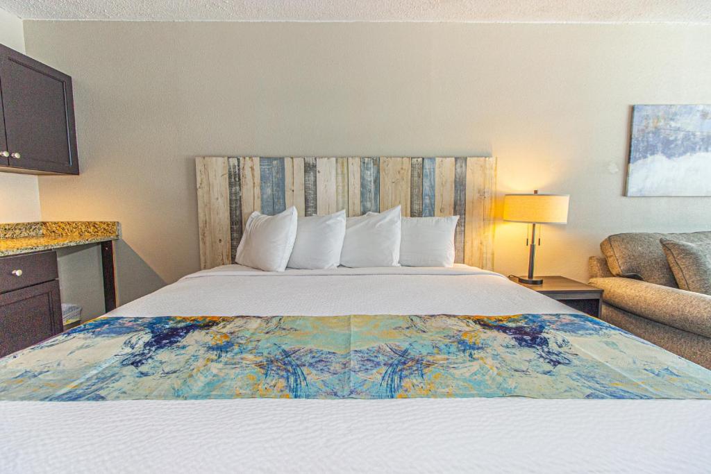 Landmark Resort King Suite Unit 716 Beautifully Renovated Sleeps 4 - image 5