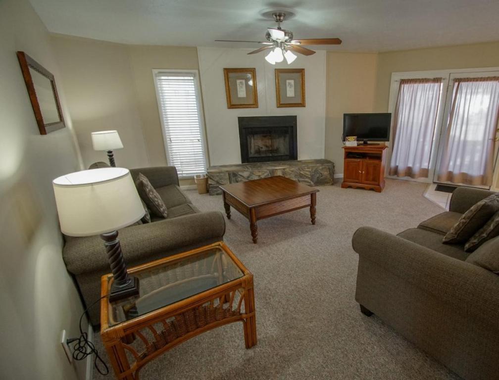 Luxurious Coastal Retreat Villa at Surfside Beach - Three Bedroom Villa #1 - image 5