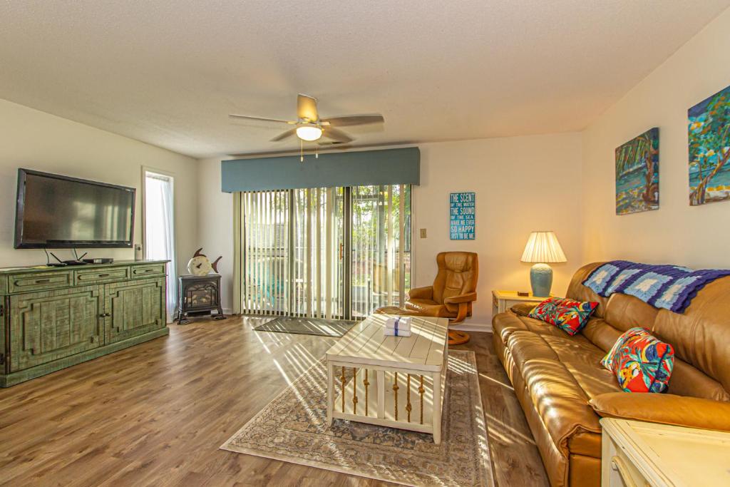 2 Bed 2 Bath Ground Level Golf Colony at Plantation 33I Only 2 Miles To The Beach - main image