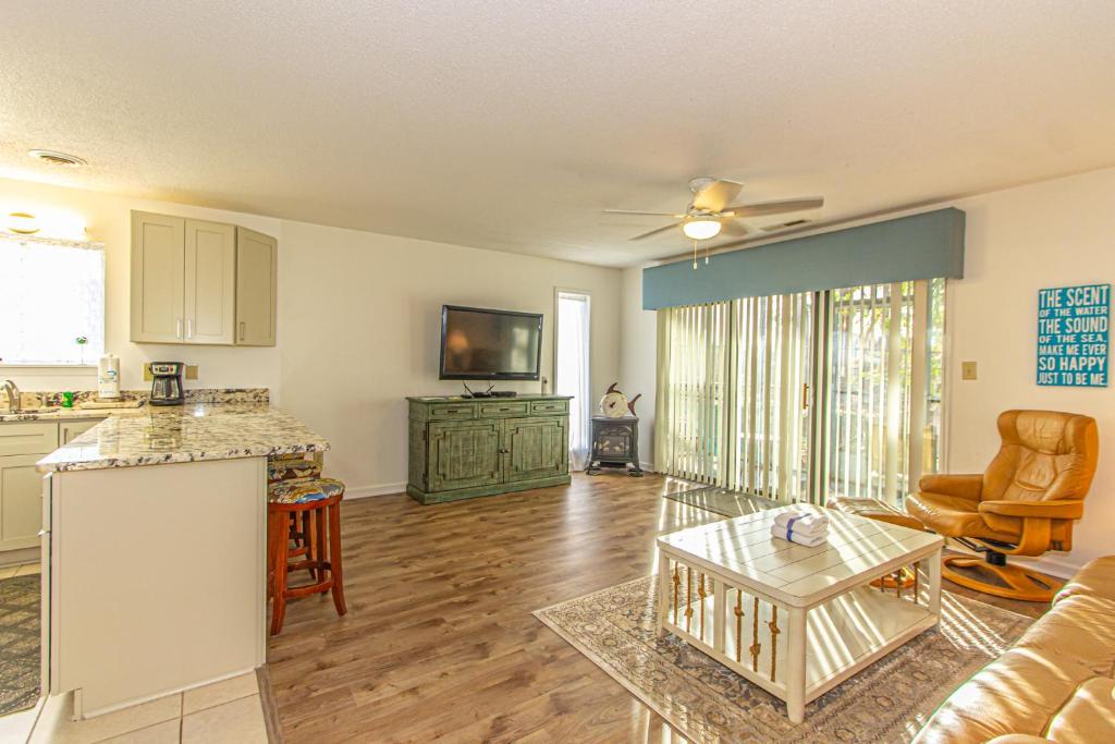 2 Bed 2 Bath Ground Level Golf Colony at Plantation 33I Only 2 Miles To The Beach - image 4