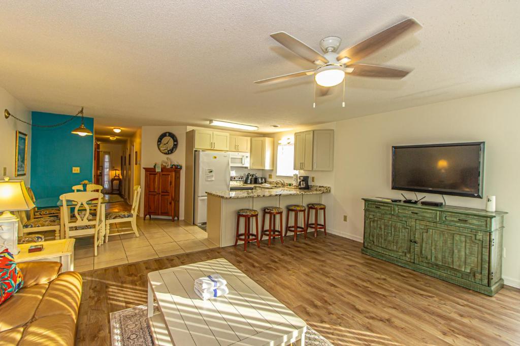 2 Bed 2 Bath Ground Level Golf Colony at Plantation 33I Only 2 Miles To The Beach - image 5