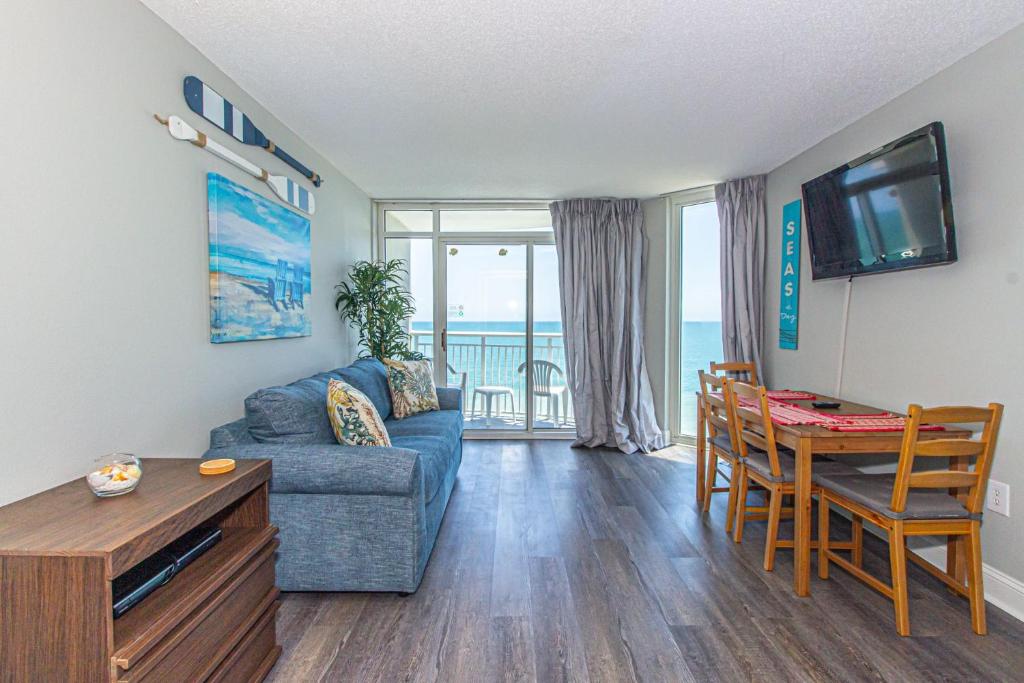 Beautifully Decorated Direct Oceanfront 1 bedroom 1 bath Perfect for 6 - main image