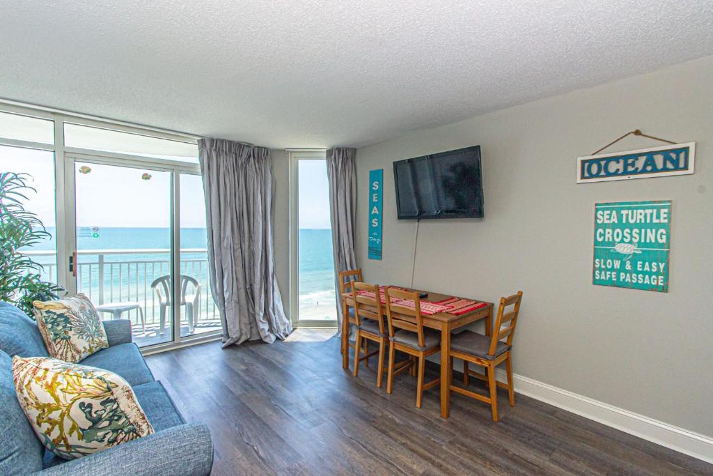 Beautifully Decorated Direct Oceanfront 1 bedroom 1 bath Perfect for 6 - image 2