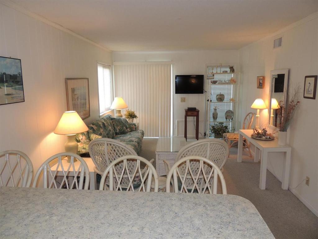 APATB V A102 2BR 2BA Ocean View Condo near popular Shore Drive - image 4