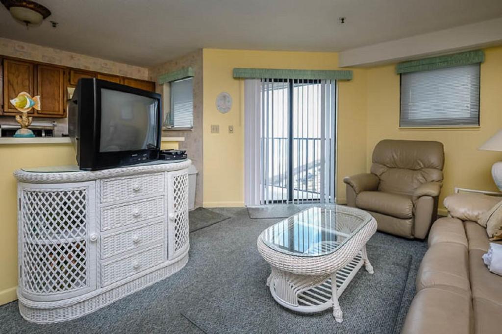 Myrtle Beach Resort RT1610 Oceanview Condo - image 3