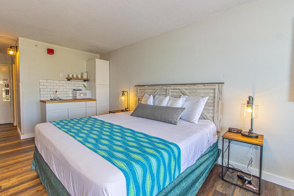 Landmark Resort King Suite Unit 607 - Beautifully Updated - Perfect for 2 guests! - image 4