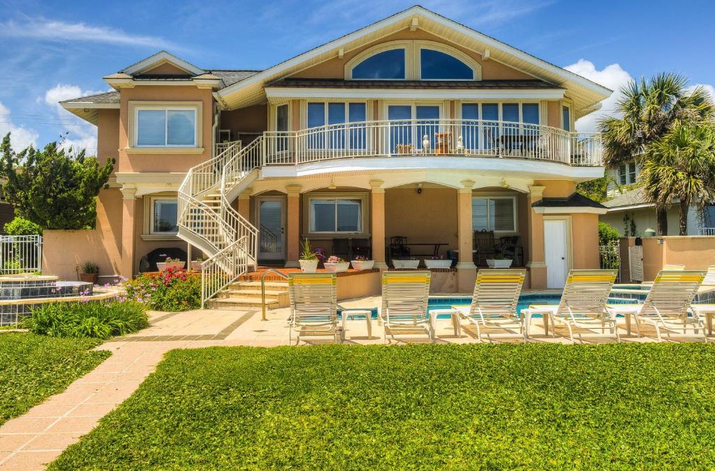 Oceanfront Duplex downtown Myrtle Beach putting green pool great location and near Sky Wheel - image 5