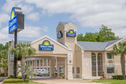 Days Inn by Wyndham Nacogdoches/SFA University/Downtown - image 1