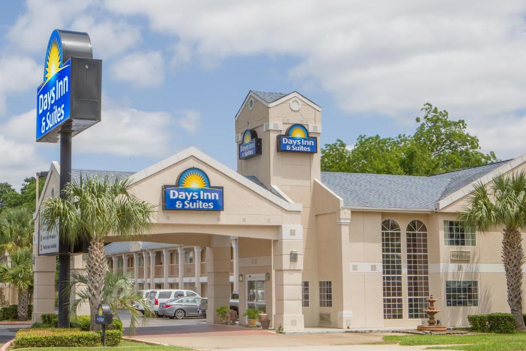 Days Inn by Wyndham Nacogdoches/SFA University/Downtown - image 3