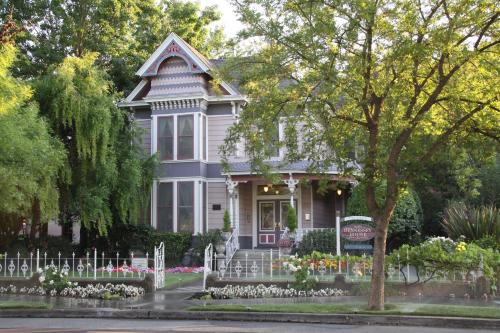 Hennessey House Bed and Breakfast - main image