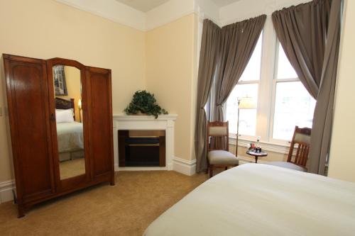 Hennessey House Bed and Breakfast - image 4