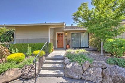 Sunny Escape on Golf Course with Patio Near Wineries - image 1