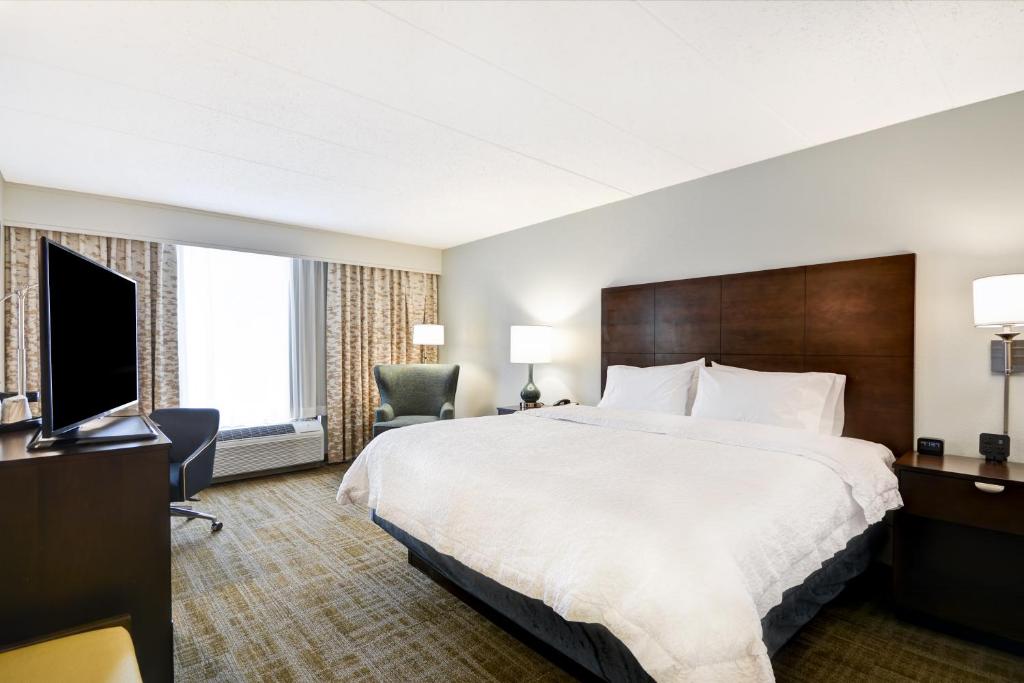 Hampton Inn Chicago-Naperville - image 3