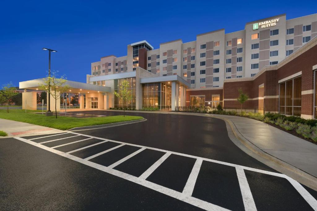 Embassy Suites Chicago-Naperville - main image