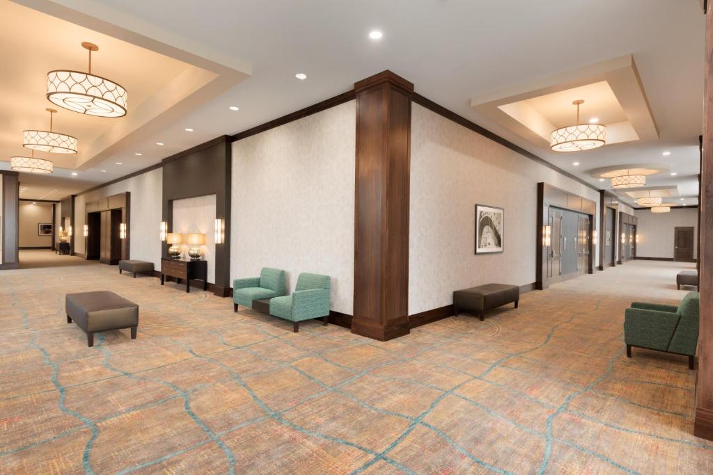 Embassy Suites Chicago-Naperville - image 3