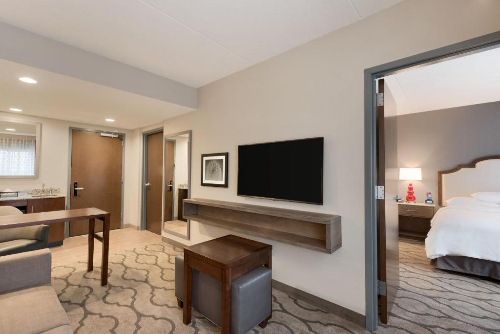 Embassy Suites Chicago-Naperville - image 7