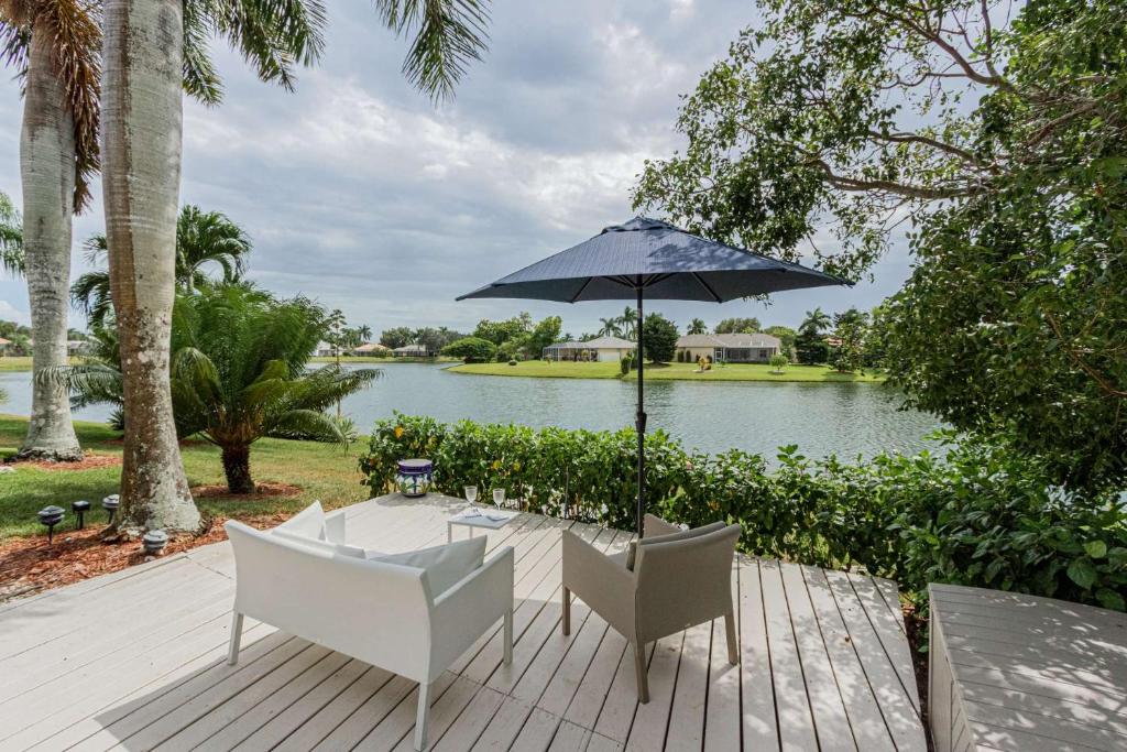 Briarwood- Terrazzo Lane with Lake View - image 7