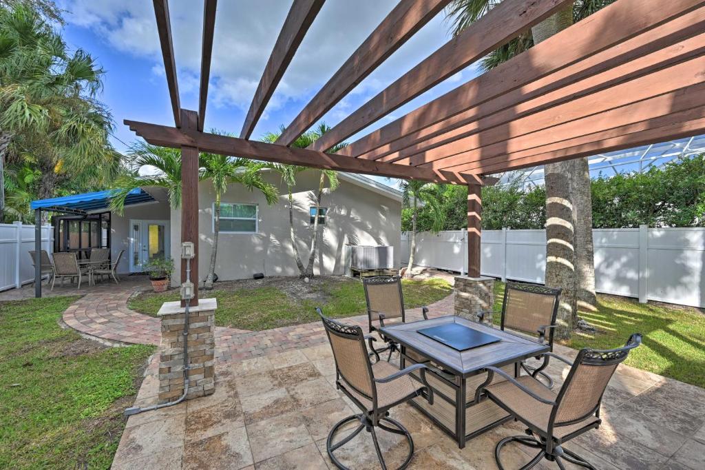 Quiet Naples Cottage with Patio Less Than 1 Mi to Beach - main image