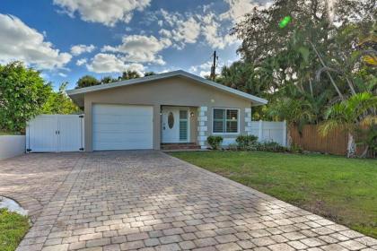 Quiet Naples Cottage with Patio Less Than 1 Mi to Beach - image 3