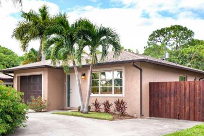 Cozy Naples Home with Lanai - 1 Mi to Bluebill Beach - image 9