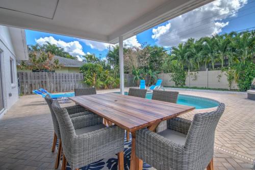 Relax Poolside & Walk or Bike to the Beach From This Amazing Naples Pool Home! - image 5