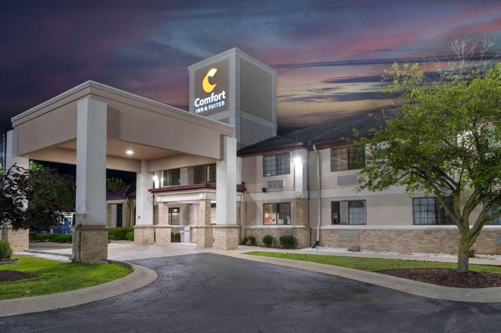 Comfort Inn & Suites Napoleon - image 5