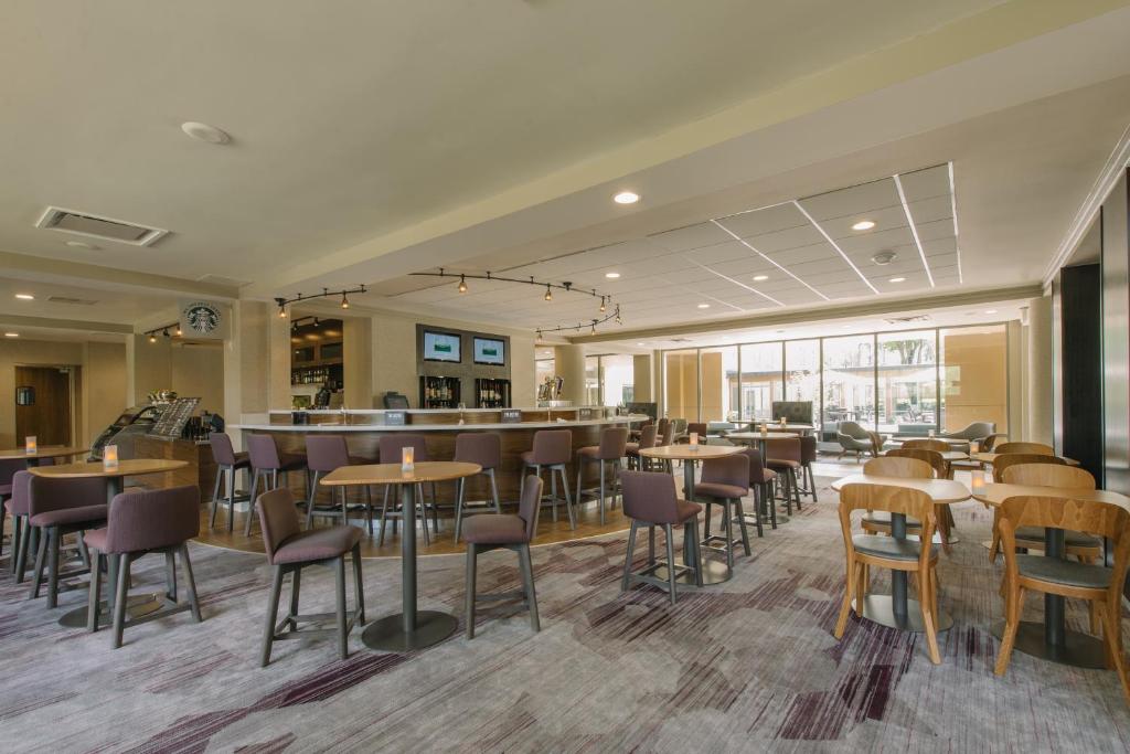 Courtyard by Marriott Nashua - image 4