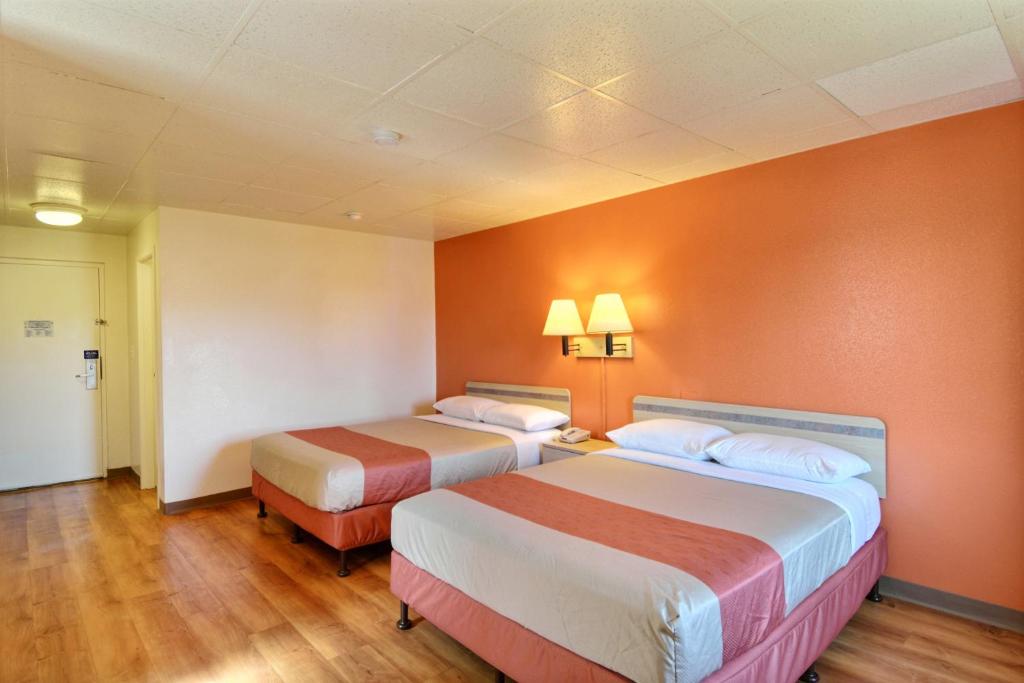 Motel 6-Nashua NH - image 2