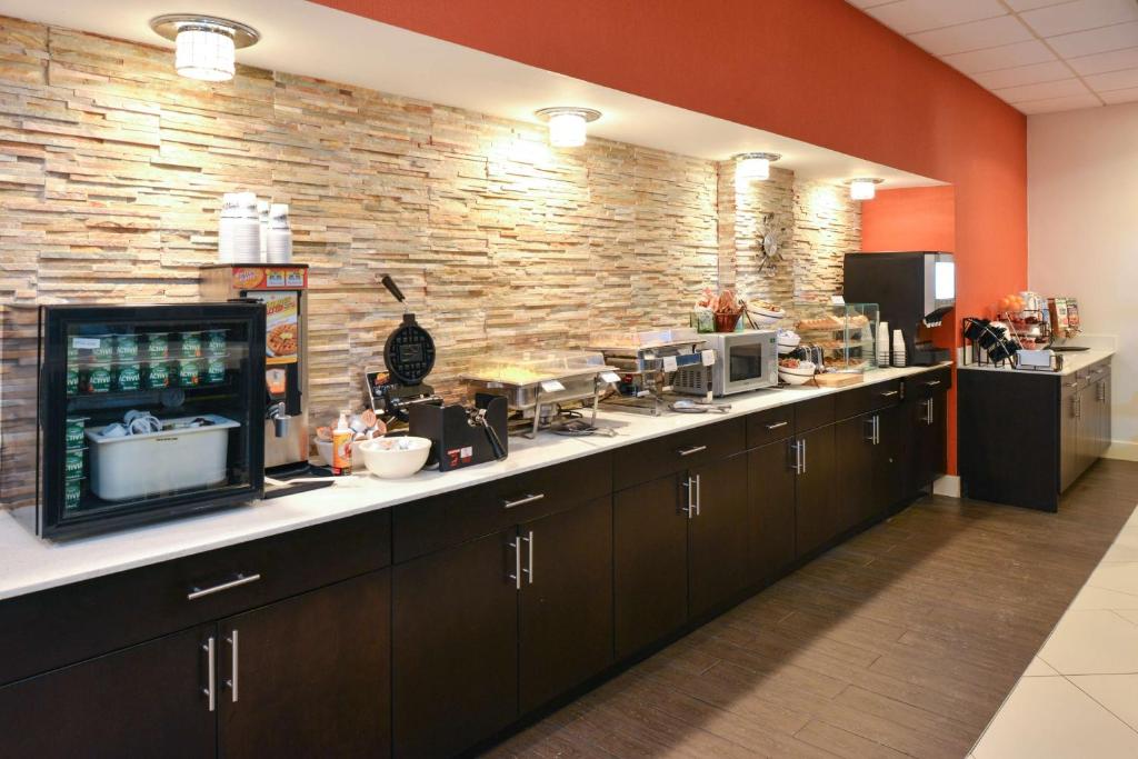 Country Inn & Suites by Radisson Nashville Airport TN - image 3