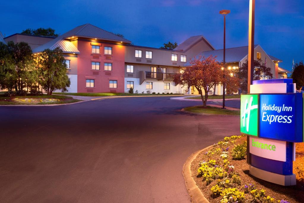 Holiday Inn Express Nashville Airport an IHG Hotel - main image