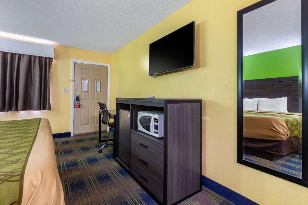 Econo Lodge Nashville Airport East - image 5