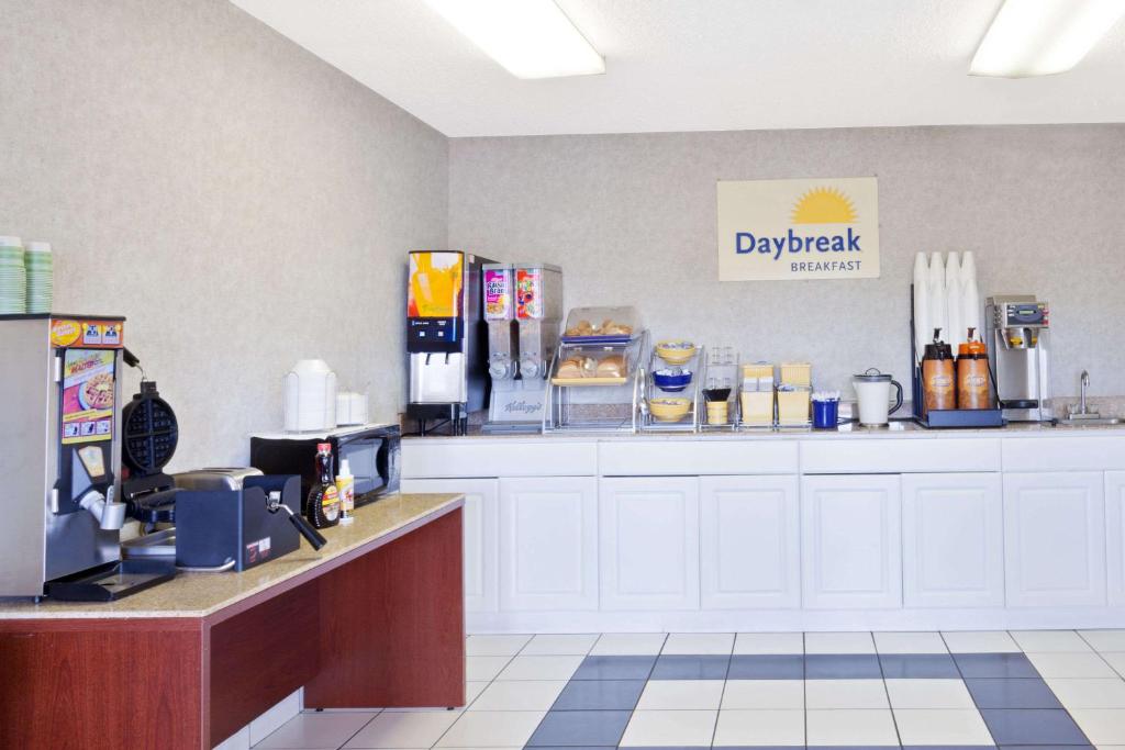 Days Inn by Wyndham Downtown-Nashville West Trinity Lane - image 3