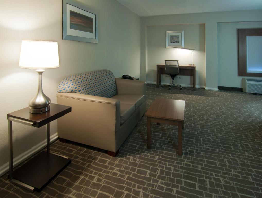 Holiday Inn Express & Suites Nashville-I-40 & I-24(Spence Lane) an IHG Hotel - image 2