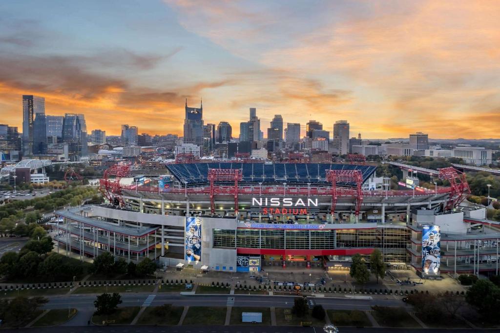 La Quinta Inn & Suites by Wyndham Nashville Downtown Stadium - main image