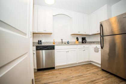 Special! 2 King Bedroom Condo Minutes to Broadway! - image 15